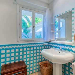 1.2 pamplemousse bathroom 1