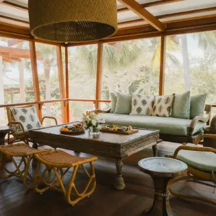 1.25 the catch exterior