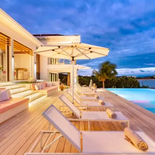 1.43 villa bristol breeze exterior