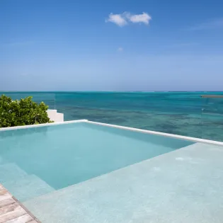 1.6 b.e. north shore ocean front beach house 4bd outdoor area