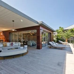 1.9 goldeneye exterior 1