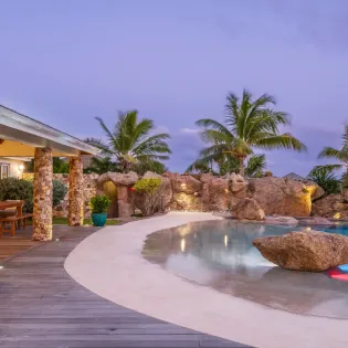 10.1 la roche dans i eau exterior nightly 3