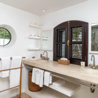 10.1 manoir de lurin bathroom 3