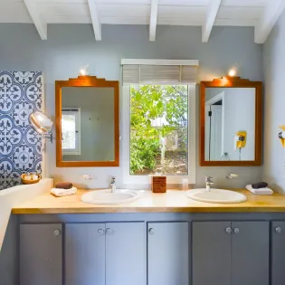 10.1 vie en rose bathroom 3