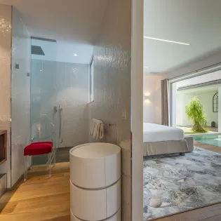 10.1 wine note bathroom 3