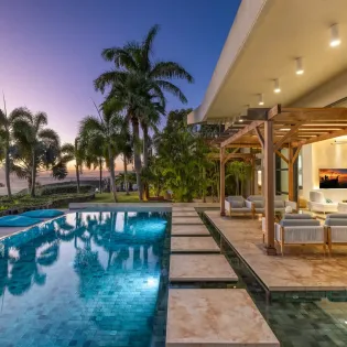 10.2 emeraude night view