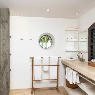 10.2 manoir de lurin bathroom 3