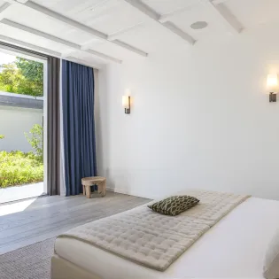 10.2 roxane guest bedroom 1