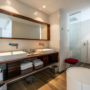 10.2 wine note bathroom 3