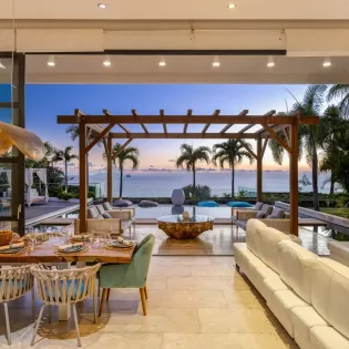 10.4 emeraude night view