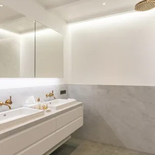 11.1 roxane guest bathroom 1