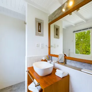 12.1 vie en rose bathroom 4