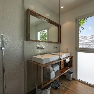 12.1 wine note bathroom 4