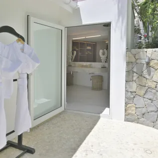 13.3 coeur de pirate guest bathroom 3