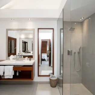 14.1 blue beach bathroom 4