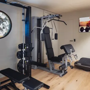 14.1 jangali gym room