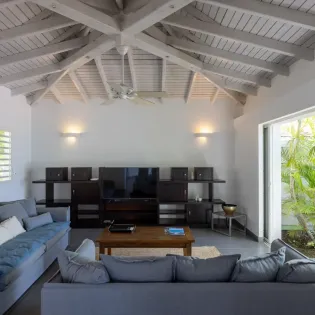 2.2 no limit living room