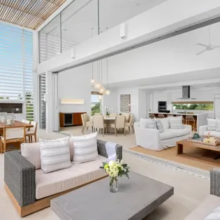 2.4 b.e grace bay ocean view 4bd kitchen living