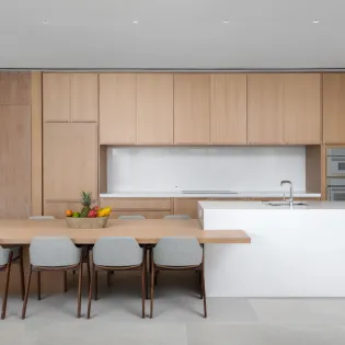 2.4 b.e. north shore ocean front beach house 4bd kitchen living