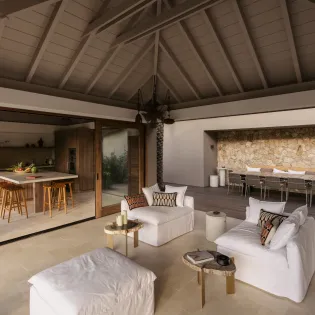 2.5 aqualis living room 1