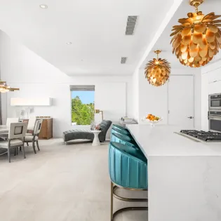 2.5 b.e grace bay ocean view 6bd kitchen living