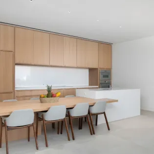 2.5 b.e. north shore ocean front beach house 4bd kitchen living