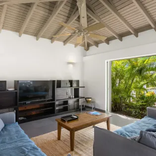 2.5 no limit living room