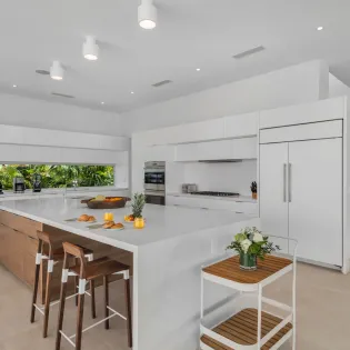 2.7 b.e. grace bay beachfront 5bd kitchen living