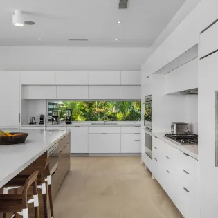 2.8 b.e. grace bay beachfront 5bd kitchen living