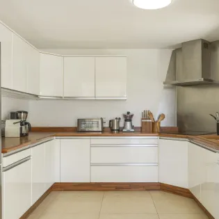 3.1 la roche dans i eau kitchen