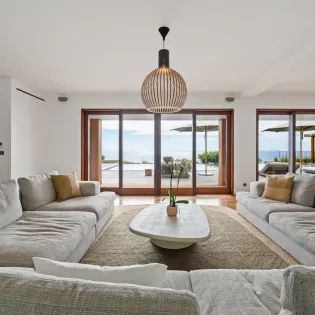 3.1 sixieme sens living and dining room