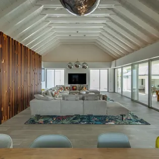 3.2 wine note living room