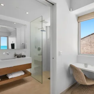3.3 b.e. grace bay beachfront 5bd bedroom 1