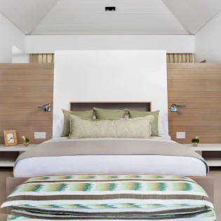 3.4 b.e. north shore beachfront villa 5bd bedroom 1