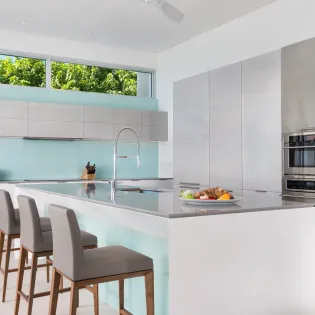 3.5 b.e north shore beachfront villa 5bd living kitchen