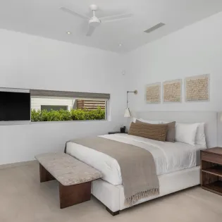 4.2 b.e. grace bay beachfront 5bd bedroom 2