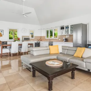 4.3 l enclos living room