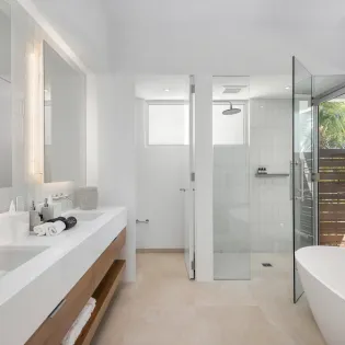 4.5 b.e. grace bay beachfront 5bd bedroom 2