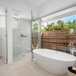 4.6 b.e. grace bay beachfront 5bd bedroom 2