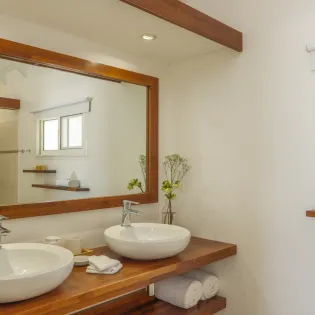 5.1 la roche dans i eau bathroom 1