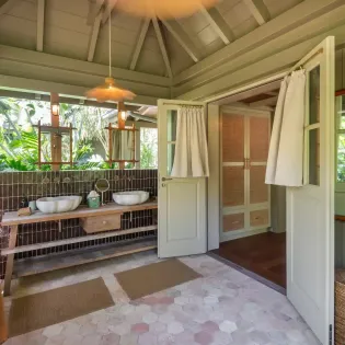 5.1 maison saline bathroom 1