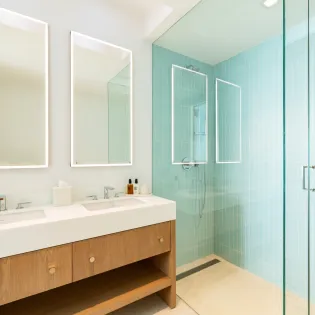 5.1 villa bristol breeze bathroom 2