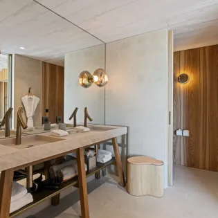 5.3 goldeneye bathroom 1