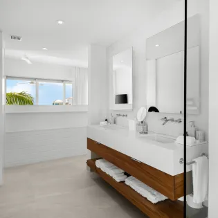 5.6 b.e grace bay ocean view 5bd primary downstairs