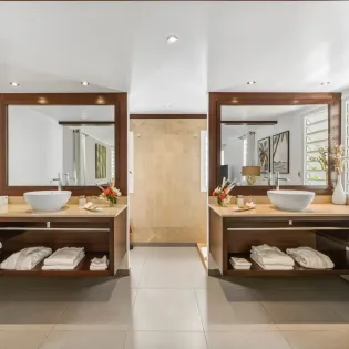 6.1 l enclos bathroom 1