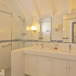 6.1 les sables d or dahouet bathroom 1