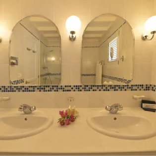 6.1 les sables d or val andre bathroom 1