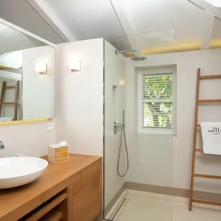 6.1 manoir de lurin bathroom 1