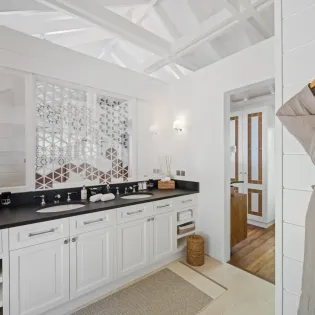 6.1 sixieme sens bathroom 1