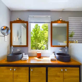 6.1 vie en rose bathroom 1